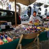 E infine prima di arrivare all�ingresso del parcheggio situato sotto piazza Cesare Battisti, facciamo la conoscenza del 40enne Lorenzo